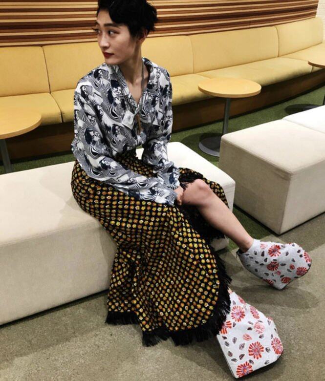 黑白色人像圖案恤衫充滿藝術風,KOM_I當然大玩pattern on pattern,以復古風啡色 黑白色人像圖案恤衫充滿藝術風,KOM_I當然大玩pattern on pattern,以復古風啡色