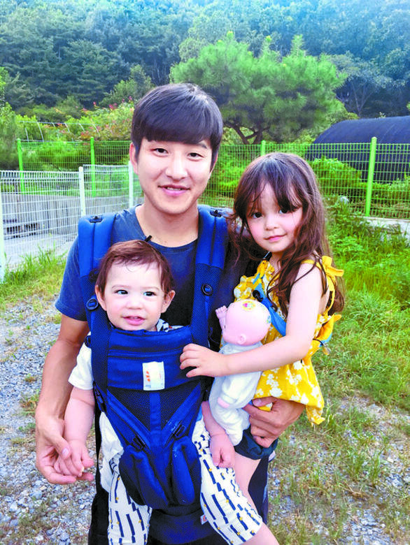 這位可愛混血兒朴娜恩，是南韓足球選手朴柱昊與瑞士妻子所生的寶貝囡囡。