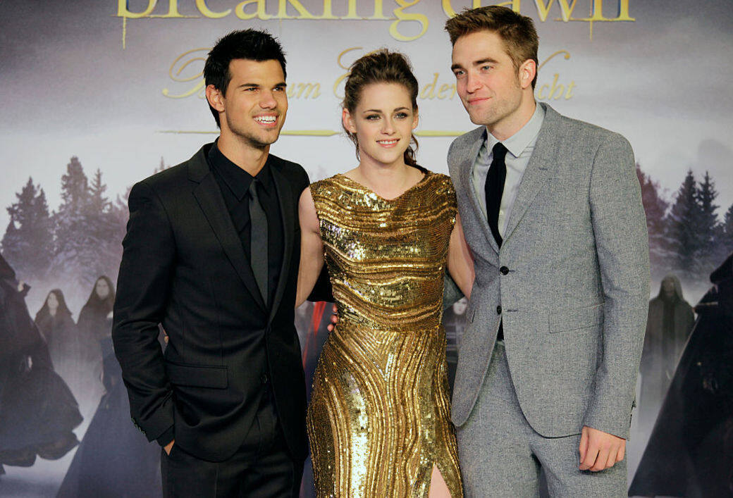 當年她和吸血鬼男主角 Robert Pattinson 、狼人 Taylor Lautner 在戲內的三角戀相當經典 當年她和吸血鬼男主角 Robert Pattinson 、狼人 Taylor Lautner 在戲內的三角戀相當經典