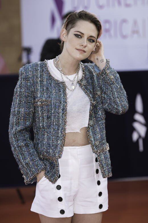 她還選擇了輕盈的高腰黑鈕短褲拉長整體視覺效果,很有特色,上身裡頭 她還選擇了輕盈的高腰黑鈕短褲拉長整體視覺效果,很有特色,上身裡頭