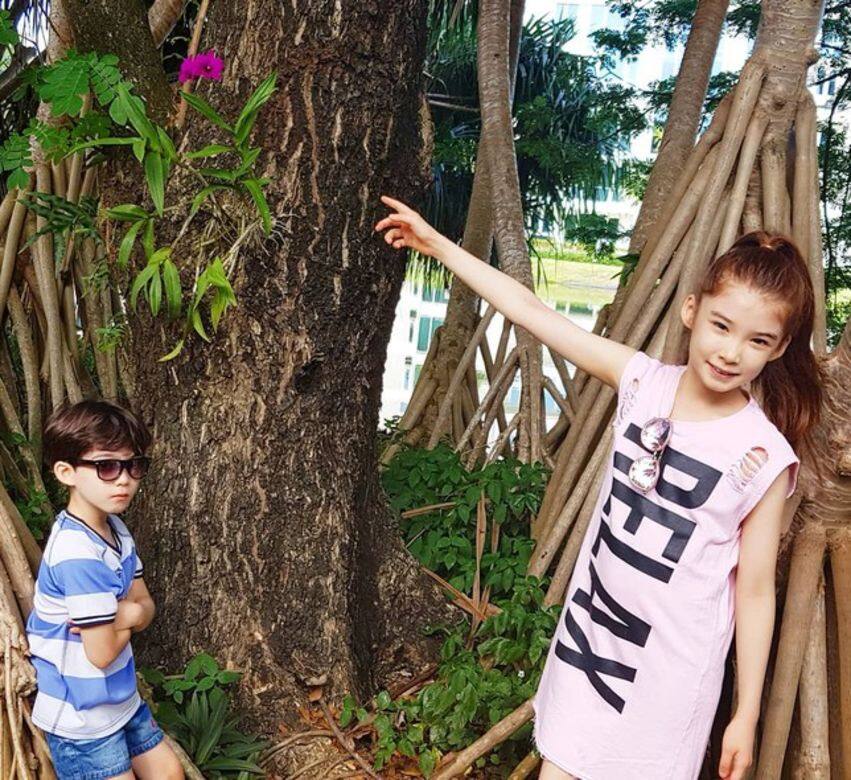 兩姊弟與父母到泰國旅遊當然不忘拍照分享到社交平台，姊姊Lauren穿上鬆