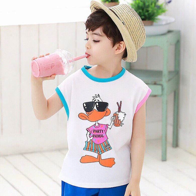 Cooper親身示範多個夏日休閒造型,鬆身印花t-shirt和帽子是炎夏不可或缺的 Cooper親身示範多個夏日休閒造型,鬆身印花t-shirt和帽子是炎夏不可或缺的