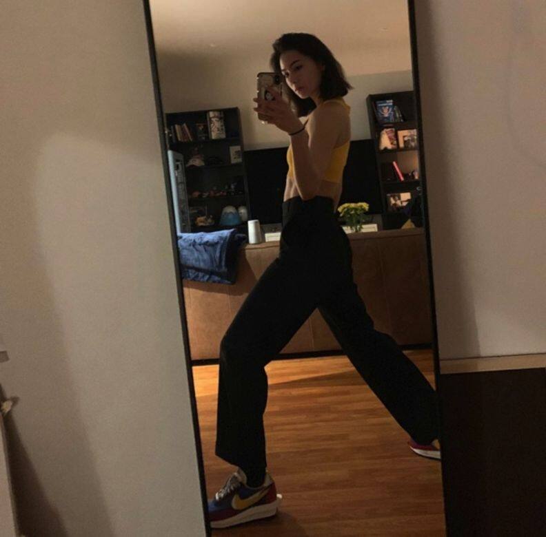小背心是Lauren Tsai穿搭的must have,鮮色的短身小背心襯黑色闊瞓長褲,腳踏Nike x 小背心是Lauren Tsai穿搭的must have,鮮色的短身小背心襯黑色闊瞓長褲,腳踏Nike x