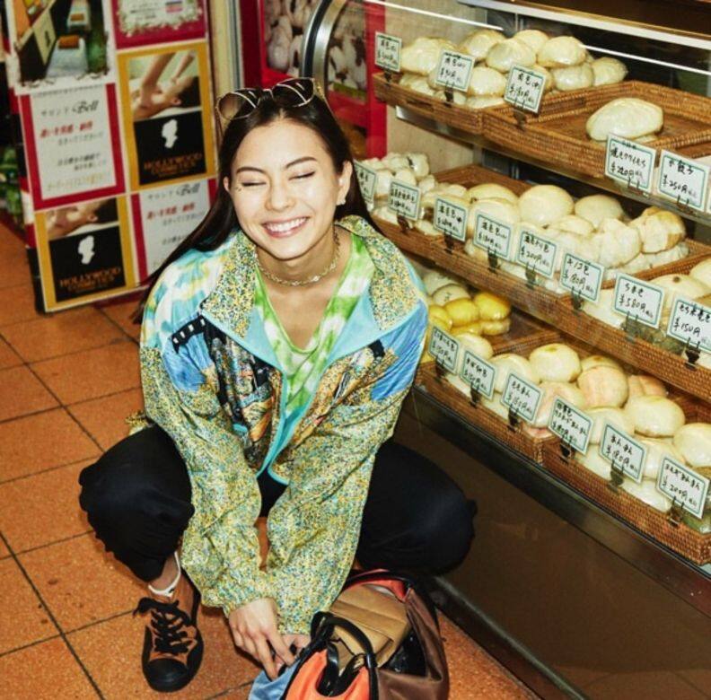 又是風褸穿搭,Lauren Tsai不只愛冷酷的拼色,還不抗拒花呢花碌的彩色圖案風 又是風褸穿搭,Lauren Tsai不只愛冷酷的拼色,還不抗拒花呢花碌的彩色圖案風