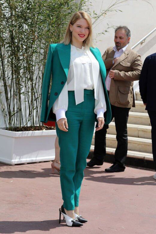 同樣是西裝造型，Léa Seydoux這身的綠色套裝打扮，內襯一件富細節感的絲質