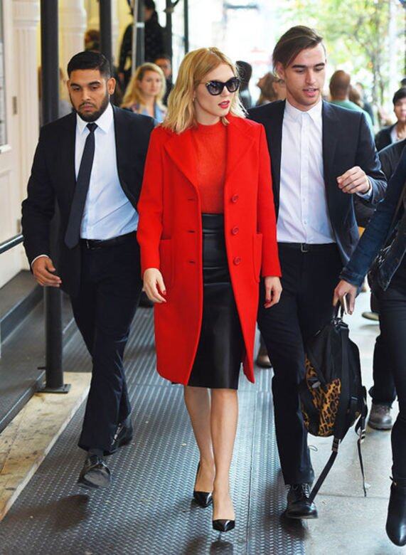 不少人都覺得大紅色難以駕馭，但Léa Seydoux卻親身示範如何穿搭鮮紅色服