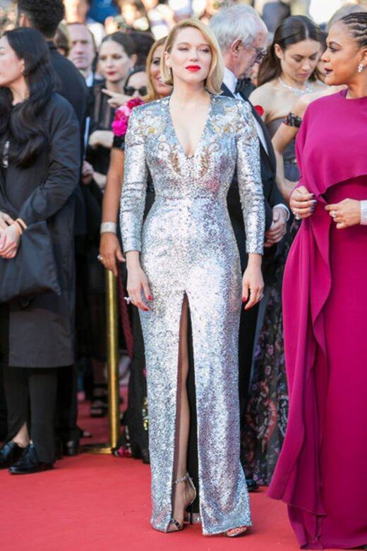 Léa Seydoux這件銀色珠片晚裝,胸口的deep V設計令豐富而雪白的胸部成為造 Léa Seydoux這件銀色珠片晚裝,胸口的deep V設計令豐富而雪白的胸部成為造