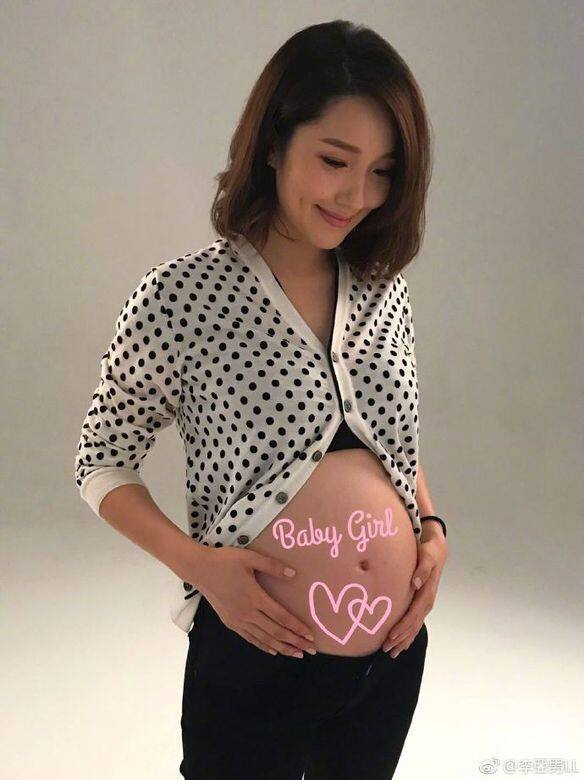 工作的日子,李亞男也有肚子裡的寶寶陪伴:「今天小公主陪我一起工作,她 工作的日子,李亞男也有肚子裡的寶寶陪伴:「今天小公主陪我一起工作,她