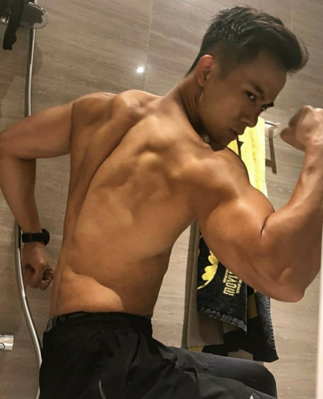 李日昇的instagram上,有三分一的照片都是大騷肌肉,背肌和三頭肌也是同樣發達。 李日昇的instagram上,有三分一的照片都是大騷肌肉,背肌和三頭肌也是同樣發達。