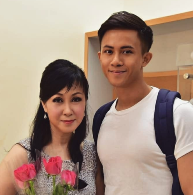 李日昇的媽媽是著名粵劇演員傲雪瑩,本身是一名乖乖仔的他,只要不用工作的話,媽媽一有演出他都一定會去支持,擁有健碩身形的他就算穿白色T恤都已經十分好看。 李日昇的媽媽是著名粵劇演員傲雪瑩,本身是一名乖乖仔的他,只要不用工作的話,媽媽一有演出他都一定會去支持,擁有健碩身形的他就算穿白色T恤都已經十分好看。