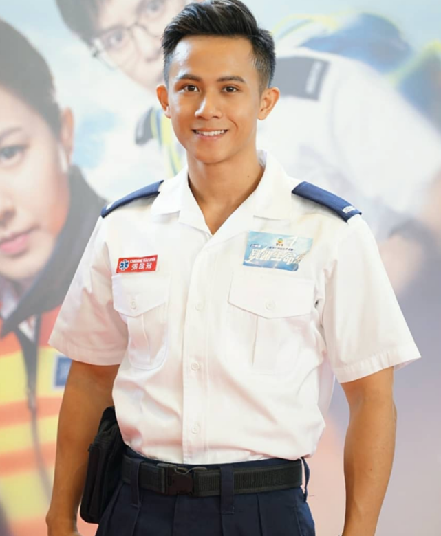李日昇在《跳躍生命線》中與何廣沛等有不少同場演出。他穿上救護員出勤的白色製服,一副有為青年的樣子,陽光味濃。 李日昇在《跳躍生命線》中與何廣沛等有不少同場演出。他穿上救護員出勤的白色製服,一副有為青年的樣子,陽光味濃。