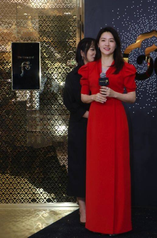 李英愛喜歡嘗試不同色調的優雅造型，一襲火紅色公主袖長裙顯出超好