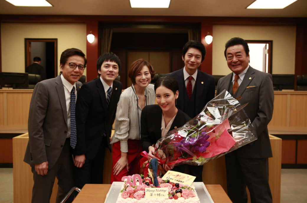 同劇另一位擁有美腿的演員菜菜緒剛度過30歲生日,米倉涼子和劇組一 同劇另一位擁有美腿的演員菜菜緒剛度過30歲生日,米倉涼子和劇組一