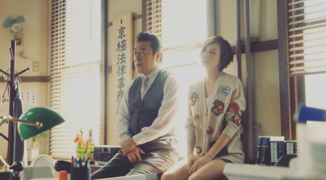 米倉涼子不時在劇中露出美腿,熱褲配上圖案針織外套,造型恰到好處,不 米倉涼子不時在劇中露出美腿,熱褲配上圖案針織外套,造型恰到好處,不