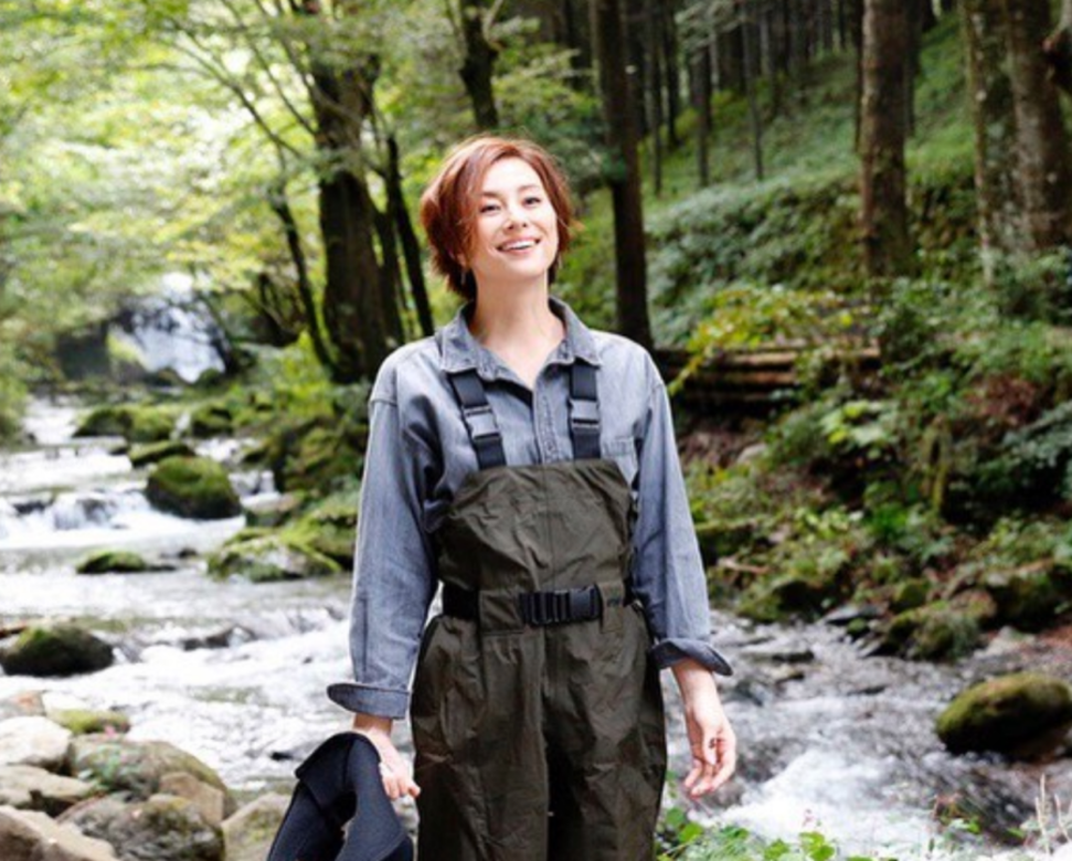 除了優雅的造型外,米倉涼子這身山澗打魚造型也是充滿親切感,讓人感 除了優雅的造型外,米倉涼子這身山澗打魚造型也是充滿親切感,讓人感