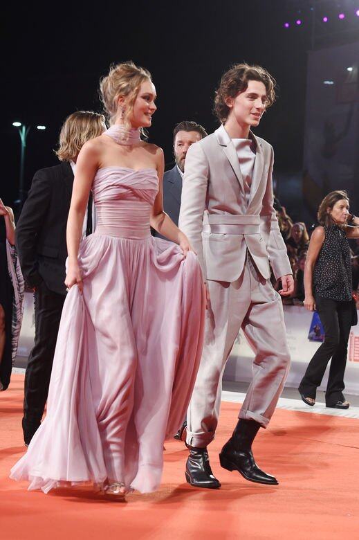 登上威尼斯影展的Lily-Rose Depp和Timothee Chalamet的紅地毯造型，顏色與布料材質相襯