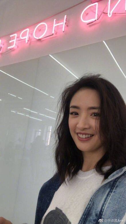 林依晨日常的造型非常貼地,tee、牛仔褸是你我都有的長青單品,不過她的 林依晨日常的造型非常貼地,tee、牛仔褸是你我都有的長青單品,不過她的