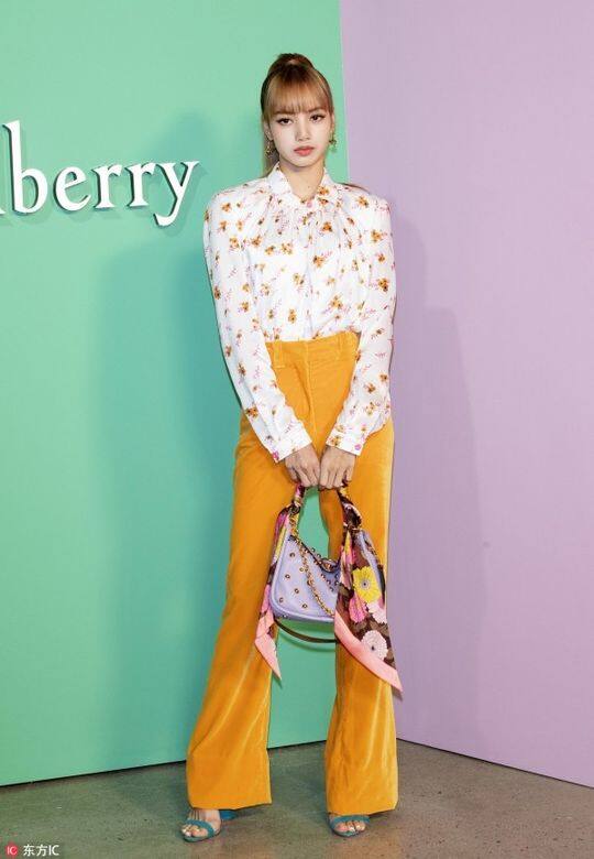 之前在韓國Mulberry秋冬系列發佈活動上就以碎花襯衫配搭喇叭長褲，兩套都