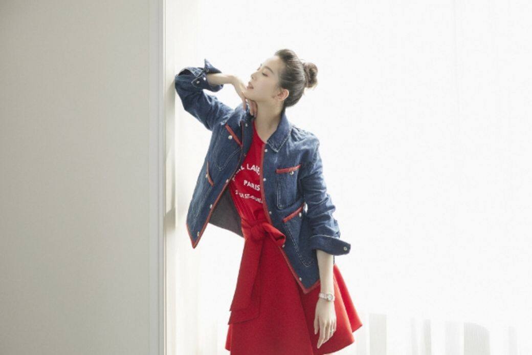 而當劉詩詩穿上牛仔外套配紅色T恤和半截裙時，她的氣質便更加年輕有活力，紅藍的色調對比穿搭也讓她更有個性。