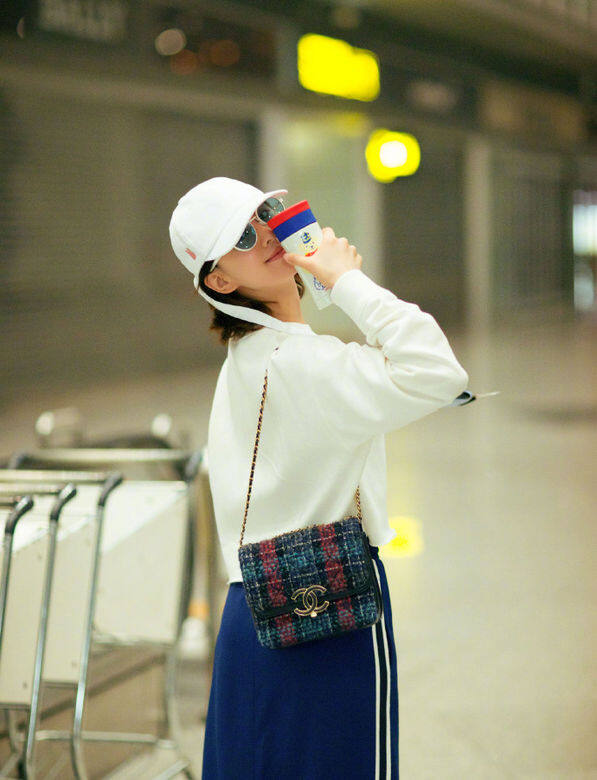 即使不在鏡頭前，劉詩詩的日常穿搭也非常時尚。一身街頭運動風的短身衛衣和運動褲，配白色鴨舌帽與手鏈袋，完全襯出 high-low mix 時尚穿搭守則。