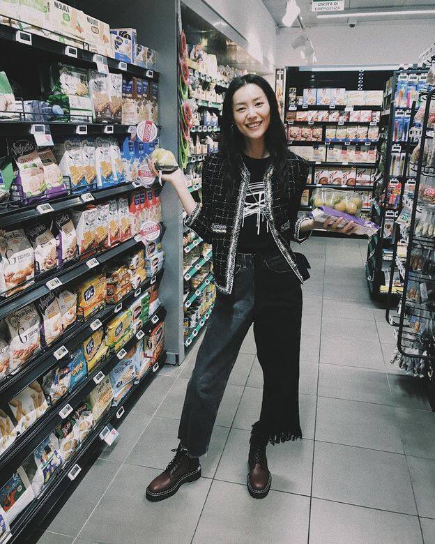 劉雯把Chanel呢絨外套配搭街頭風的t-shirt和牛仔褲,腳踏一雙綁帶短靴,將high and lo fashion 演繹得淋漓盡致。 劉雯把Chanel呢絨外套配搭街頭風的t-shirt和牛仔褲,腳踏一雙綁帶短靴,將high and lo fashion 演繹得淋漓盡致。