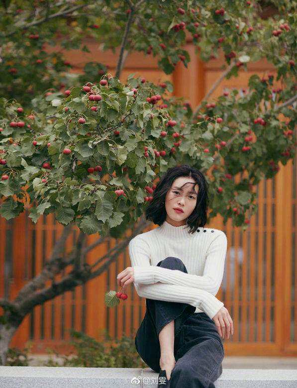 劉雯於2005年出道,十多年來憑著個人努力,由一個寂寂無聞的小女生,隻身在國際時裝界闖出一片天,最終成為中國第一超模。 劉雯於2005年出道,十多年來憑著個人努力,由一個寂寂無聞的小女生,隻身在國際時裝界闖出一片天,最終成為中國第一超模。