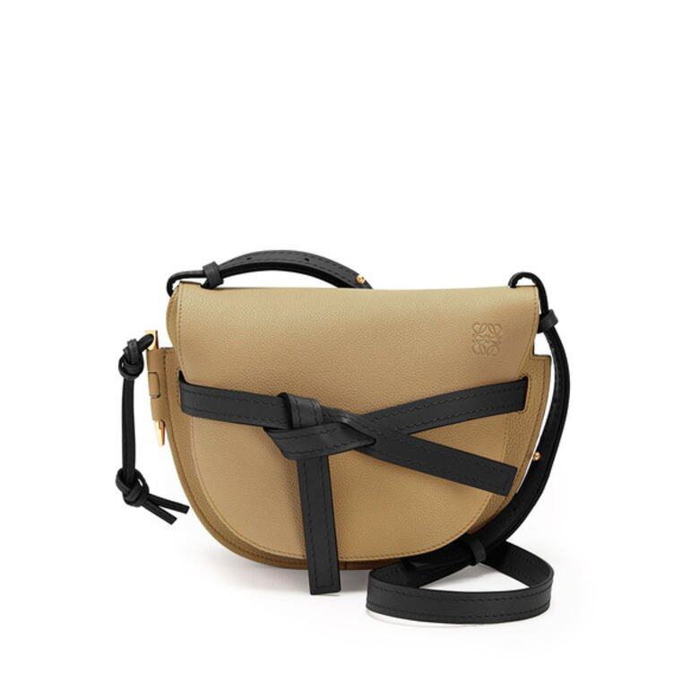 瘋魔一眾時裝人的Gate Bag，顏色選擇多，半圓形的袋身前面有中性的蝴蝶結