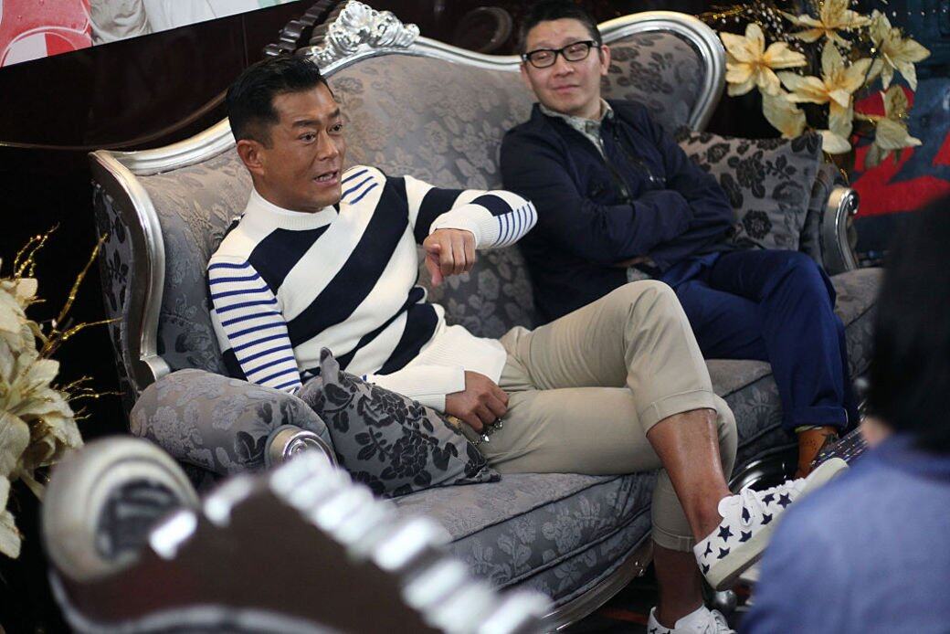 除了正裝,古天樂有時都會以舒適的穿搭出席電影宣傳活動,冷衫印有不 除了正裝,古天樂有時都會以舒適的穿搭出席電影宣傳活動,冷衫印有不