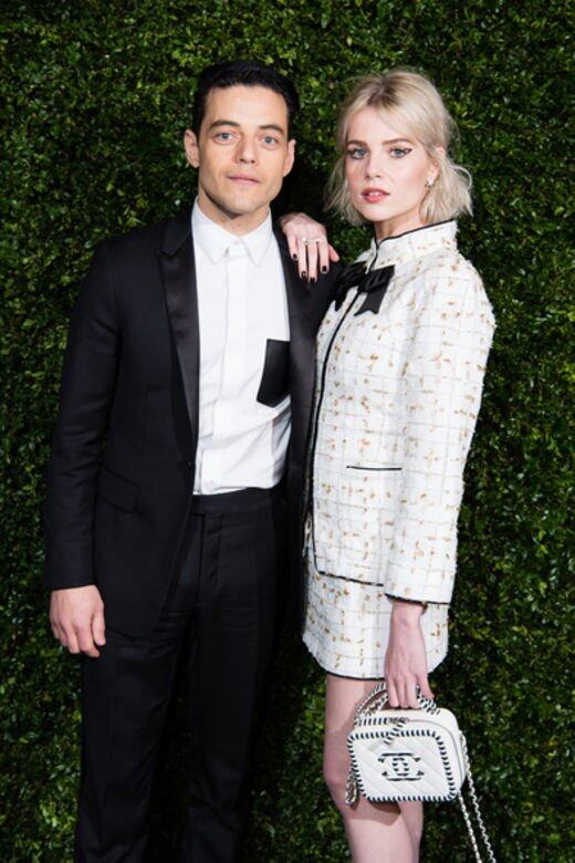 Lucy Boynton與Rami Malek攜手出席活動,Lucy Boynton所穿的Chanel軟呢套裝,領口以造型獨特的黑 Lucy Boynton與Rami Malek攜手出席活動,Lucy Boynton所穿的Chanel軟呢套裝,領口以造型獨特的黑
