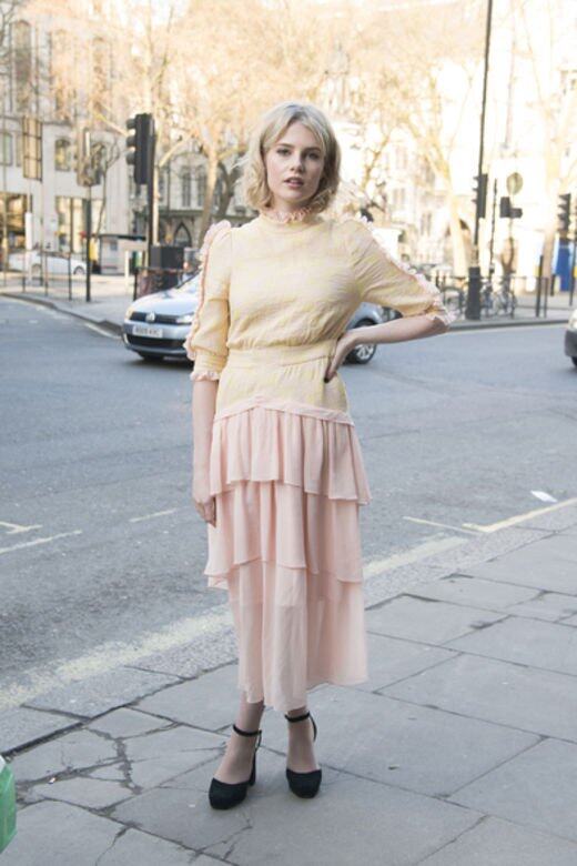 粉黃、粉紅連身裙在衣袖與層次裙襬設計都帶著懷舊色彩，Lucy Boynton沒有加添