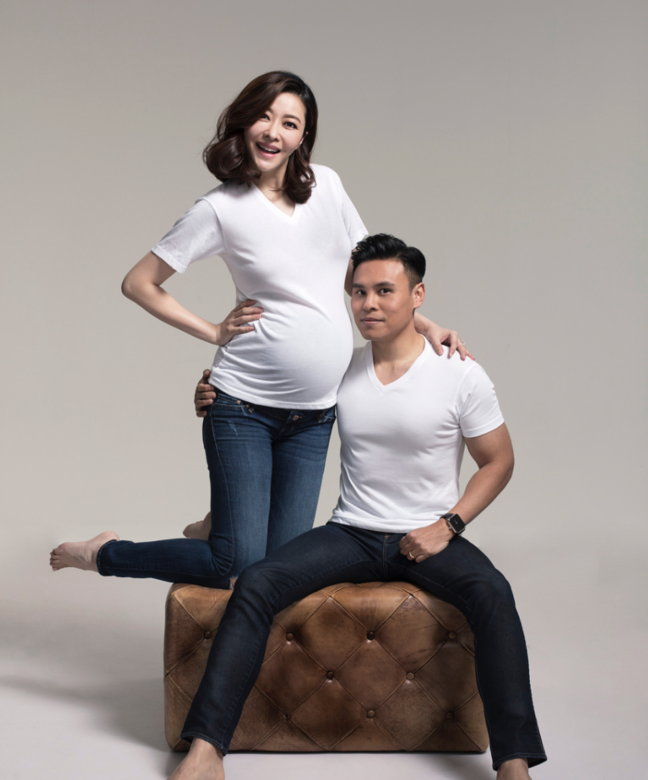 懷孕期間，Lynn與丈夫拍了一輯孕婦寫真，照片走休閒自然路線，白色T恤配