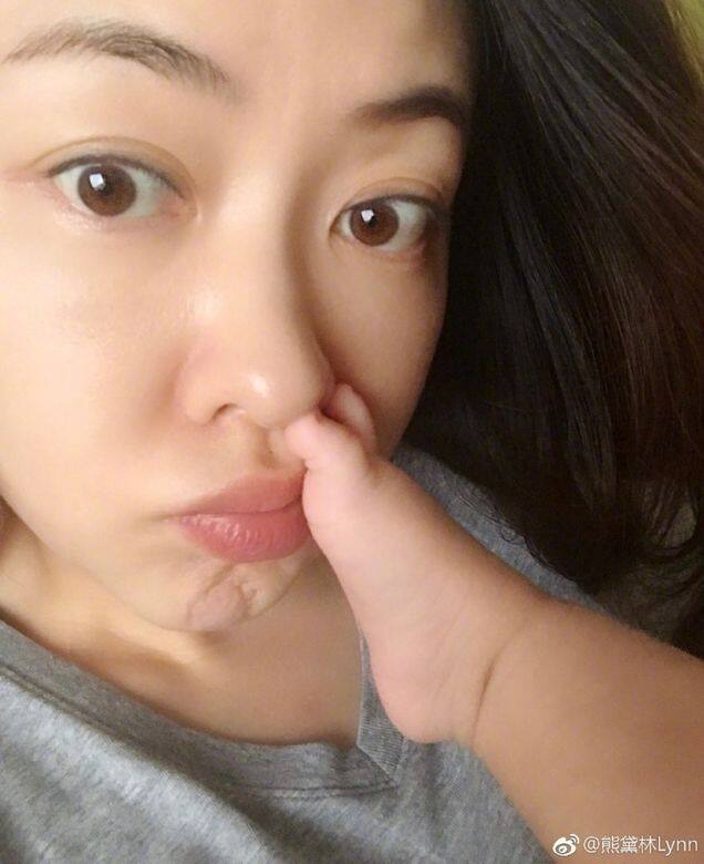 每天照顧著孖女,Lynn也不顧名模身份了,素顏的她拿著女兒的小腳掌插入 每天照顧著孖女,Lynn也不顧名模身份了,素顏的她拿著女兒的小腳掌插入