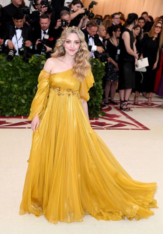 今年的時裝盛會MET Gala,Amanda Seyfried穿上Prada黃色晚裝裙付會,飄逸華麗的晚裝配上 今年的時裝盛會MET Gala,Amanda Seyfried穿上Prada黃色晚裝裙付會,飄逸華麗的晚裝配上