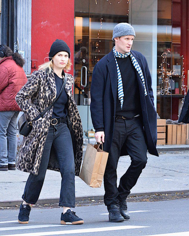 傳媒經常拍到Lily James與男友Matt Smith拍拖逛街，Lily James這天的約會造型以低調的