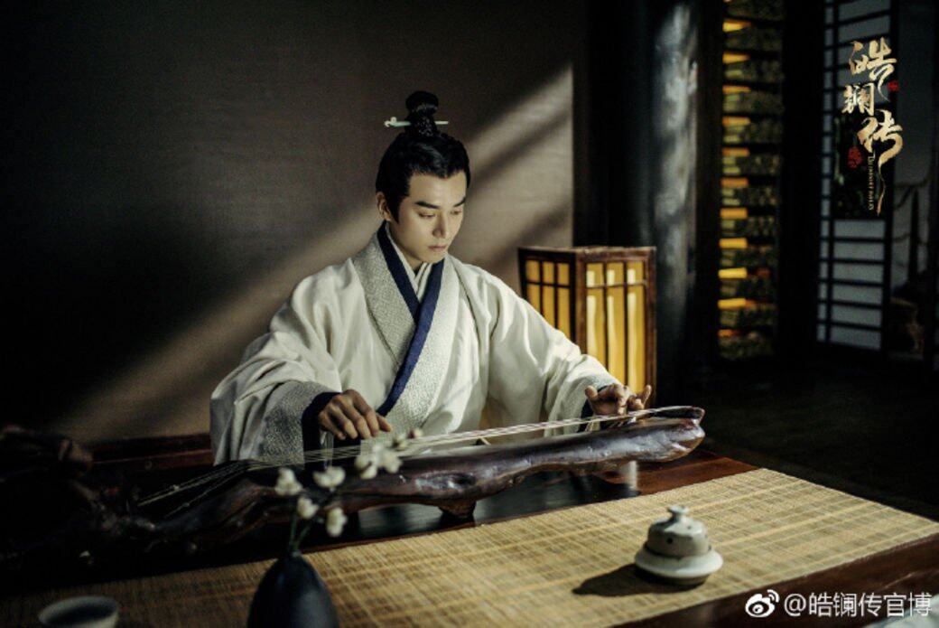 不過在鏡頭前, 這一對就沒有戲外那種愉快輕鬆了,穿上純白色戲服的失 不過在鏡頭前, 這一對就沒有戲外那種愉快輕鬆了,穿上純白色戲服的失