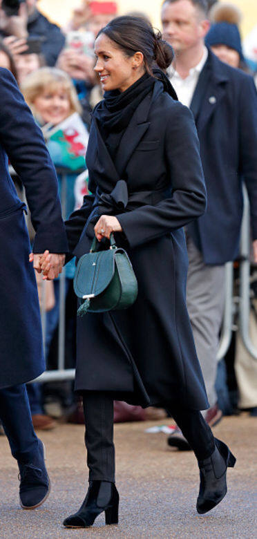 Meghan Markle 穿上 Stella McCartney 黑色大褸接受民眾的熱情歡迎 Meghan Markle 穿上 Stella McCartney 黑色大褸接受民眾的熱情歡迎