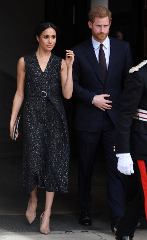Meghan Markle 穿上 Hugo Boss 黑白混色連身裙 Meghan Markle 穿上 Hugo Boss 黑白混色連身裙