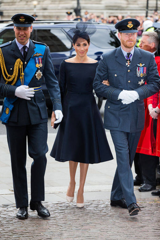 Meghan Markle 出席皇家空軍紀念活動時穿上 Christian Dior 深藍色緞面船型領連身裙 Meghan Markle 出席皇家空軍紀念活動時穿上 Christian Dior 深藍色緞面船型領連身裙