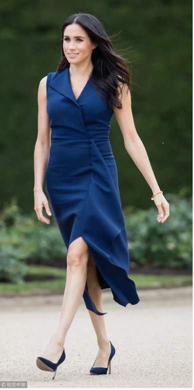 Meghan敢於選擇剪裁特別或是有小心機款式的連衣裙,然後再搭配合適的配 Meghan敢於選擇剪裁特別或是有小心機款式的連衣裙,然後再搭配合適的配