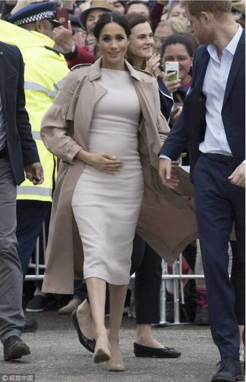 懷孕期間的Meghan用裸色系搭配來突出溫婉可人的氣質,Burberry乾濕褸和Brandon Maxwell同 懷孕期間的Meghan用裸色系搭配來突出溫婉可人的氣質,Burberry乾濕褸和Brandon Maxwell同