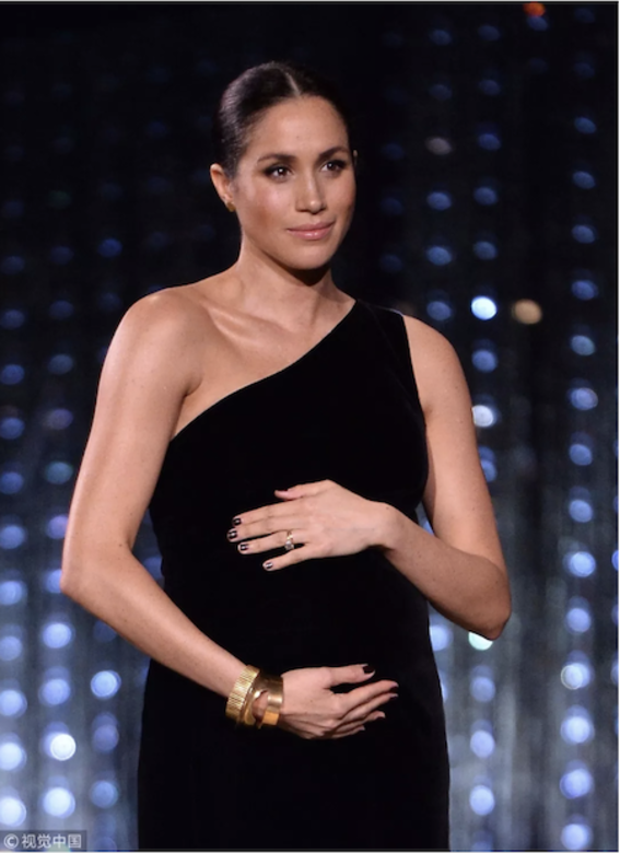 在去年12月的英國時裝協會舉辦的2018 Fashion Awards頒獎典禮上,Meghan Markle大膽選擇了 在去年12月的英國時裝協會舉辦的2018 Fashion Awards頒獎典禮上,Meghan Markle大膽選擇了