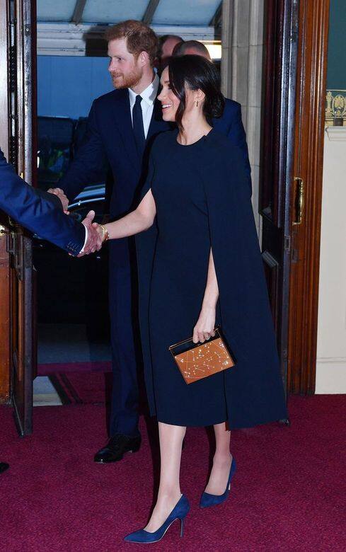 Meghan又曾在英女皇壽宴穿著Stella McCartney的海軍藍斗篷形裙子,簡約俐落。 Meghan又曾在英女皇壽宴穿著Stella McCartney的海軍藍斗篷形裙子,簡約俐落。