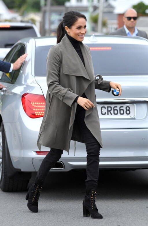 懷孕的Meghan披上平民品牌Club Monaco的灰色大褸,混搭Stuart Weitzman短靴,為幾近全黑的內 懷孕的Meghan披上平民品牌Club Monaco的灰色大褸,混搭Stuart Weitzman短靴,為幾近全黑的內