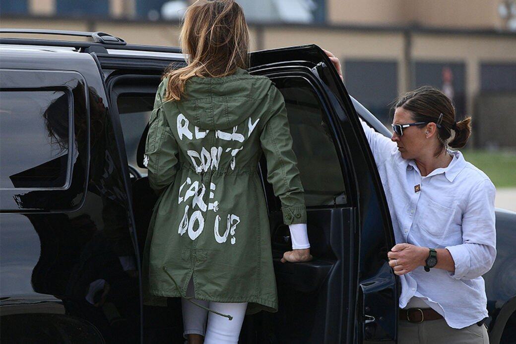 美國第一夫人Melania Trump棄名牌穿Zara:探失所兒童穿"I REALLY DON’T CARE"字句外套遭評擊! 美國第一夫人Melania Trump棄名牌穿Zara:探失所兒童穿"I REALLY DON’T CARE"字句外套遭評擊!
