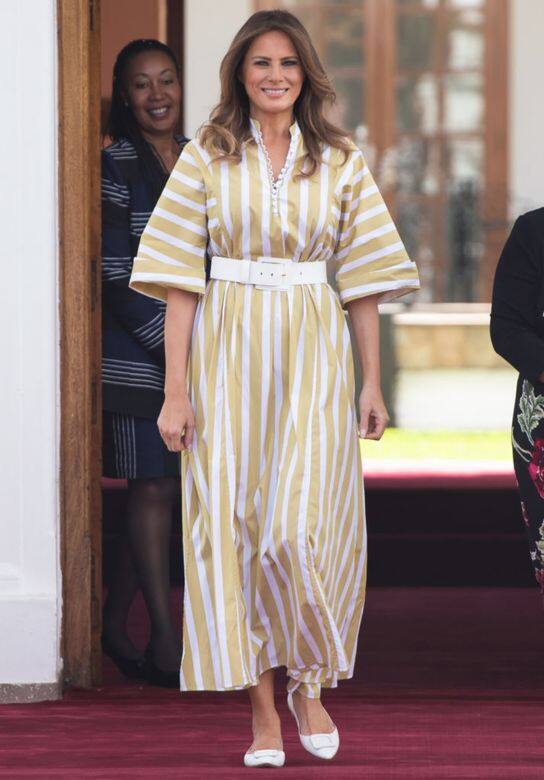 Melania Trump到訪肯亞，再次穿上條紋連身裙，這次她選了泥黃色白色鬆身連身長