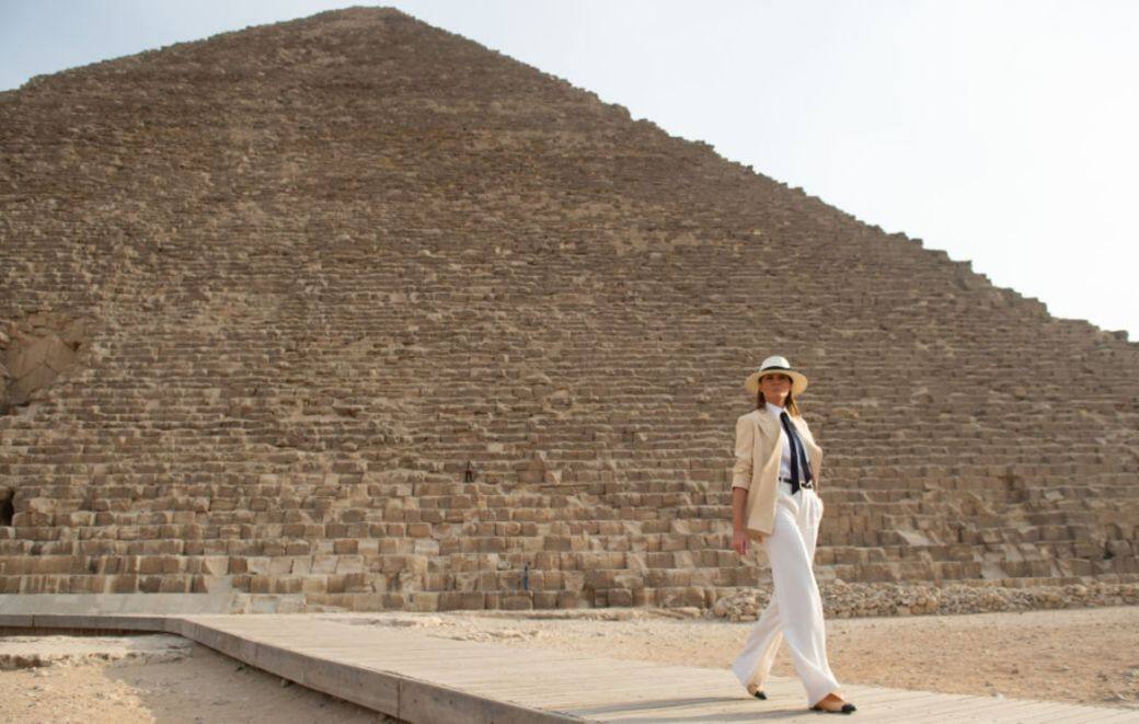 Melania Trump素來敢於以時裝表達自己的態度，她來到埃及首都開羅，以一身白色