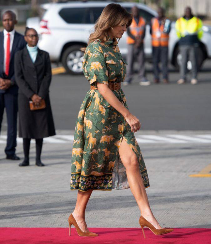 Melania Trump此行大都穿得很有大自然的氣息,像這身綠色連身裙,印上了動物圖 Melania Trump此行大都穿得很有大自然的氣息,像這身綠色連身裙,印上了動物圖