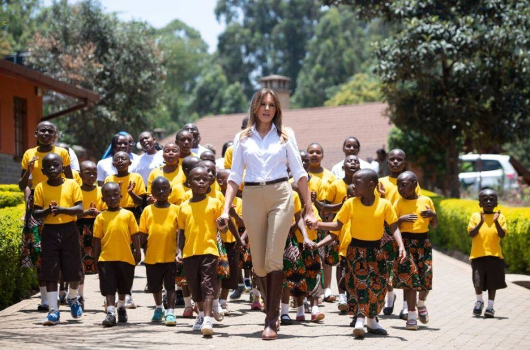 在非洲的戶外活動上，Melania Trump穿上標準的Safari服裝，白色合身恤衫，卡其色長褲