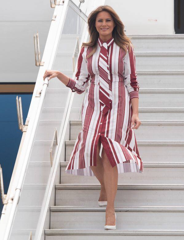 來到加納首都阿克拉，Melania Trump挑了Phoebe Philo設計的Celine白色酒紅色直紋裙為這次