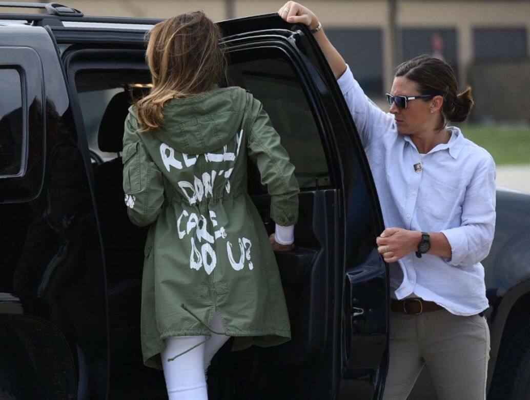早前Melania Trump前往德克薩斯州的拘留中心探望流離失所兒童,眼利的傳媒發 早前Melania Trump前往德克薩斯州的拘留中心探望流離失所兒童,眼利的傳媒發